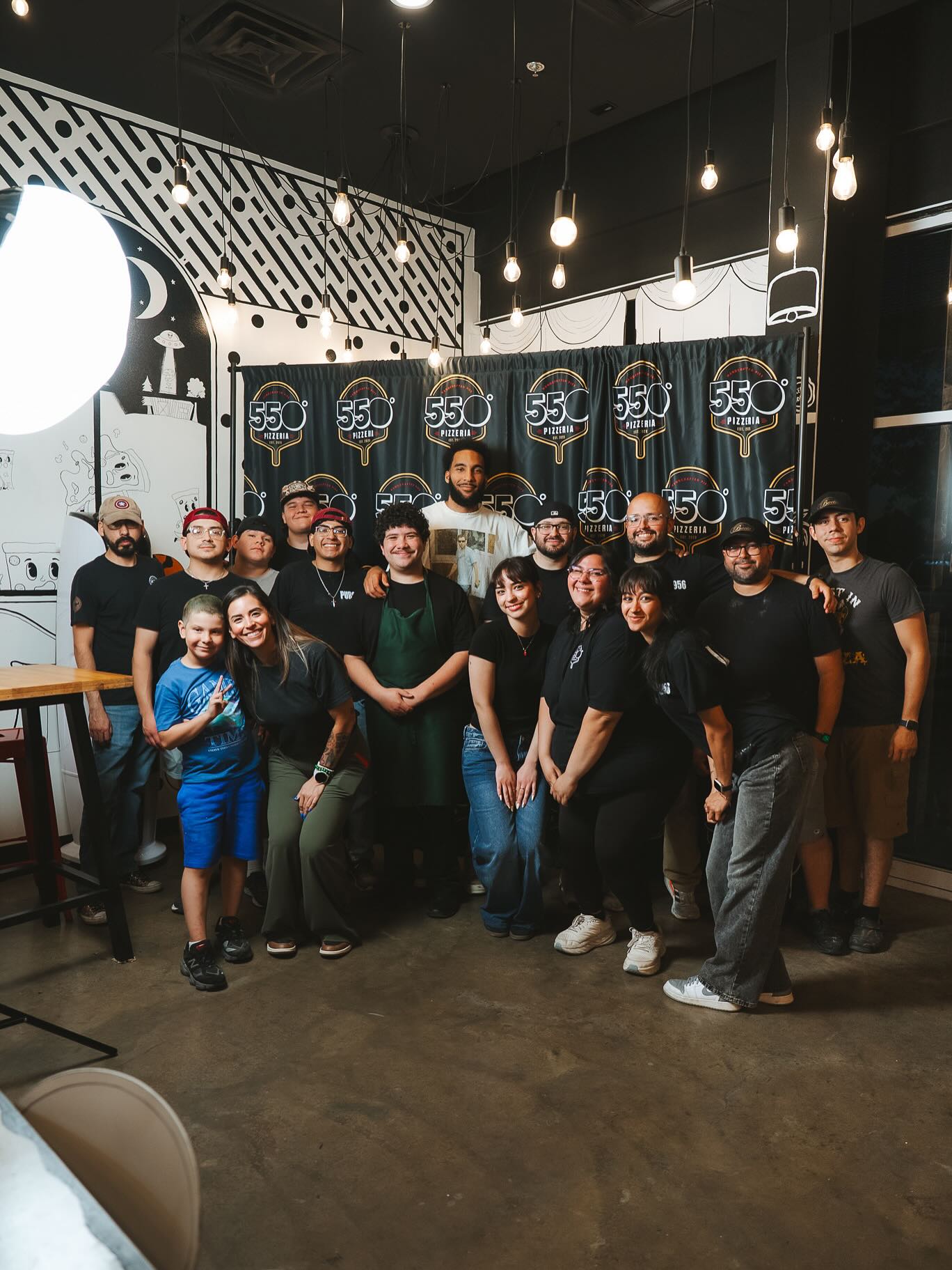 Families and friends gathering at 550 Pizzeria