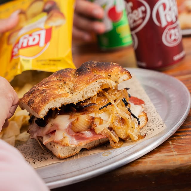 550 Pizzeria sandwich feature